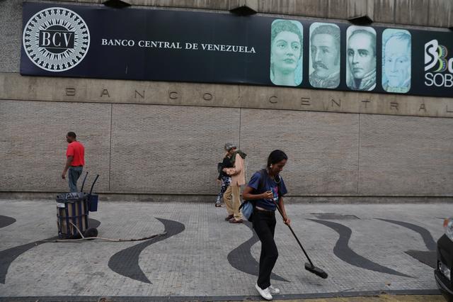 FILE PHOTO: People walk in front of the Venezuela's Central Bank in Caracas, Venezuela May 3, 2019. REUTERS/Manaure Quintero 