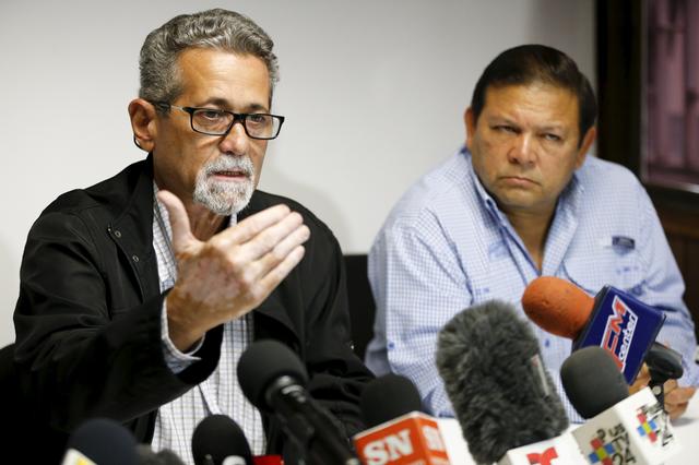 Americo De Grazia (L), deputy of Venezuelan coalition of opposition parties (MUD), talks to the media next to his fellow deputy Andres Velasquez, during a news conference in Caracas March 7, 2016. REUTERS/Carlos Garcia Rawlins