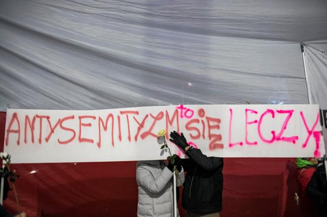 FILE PHOTO:  Protesters hold banner reading Anti-semitism is treatable during a counter-demonstration against a far-right rally in support of the Holocaust bill in front of the Presidential Palace in Warsaw, Poland February 5, 2018. Agencja Gazeta/Dawid Zuchowicz via REUTERS 