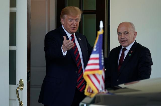  U.S. President Donald Trump welcomes Swiss Federal President Ueli Maurer as he arrives for meetings at the White House in Washington, U.S., May 16, 2019. REUTERS/Joshua Roberts