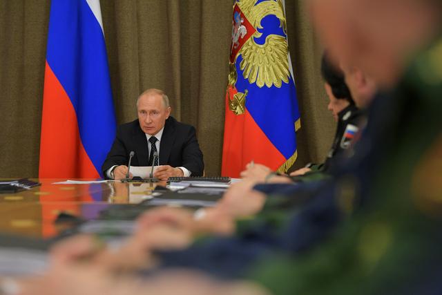 FILE PHOTO:  Russian President Vladimir Putin chairs a meeting on military aviation in Sochi, Russia May 15, 2019.  Sputnik/Alexei Druzhinin/Kremlin via REUTERS  
