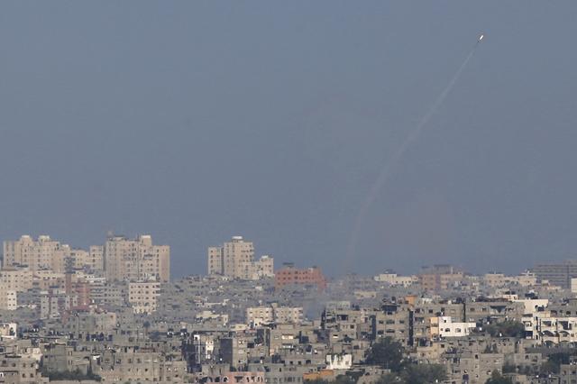 A smoke trail is seen as a rocket is launched from the Gaza Strip towards Israel August 20, 2014. \REUTERS/Baz Ratner 