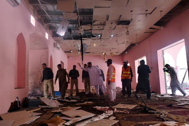 Police officers and rescue workers gather at the site after a blast in a mosque in Quetta, Pakistan May 24, 2019. REUTERS/Naseer Ahmed