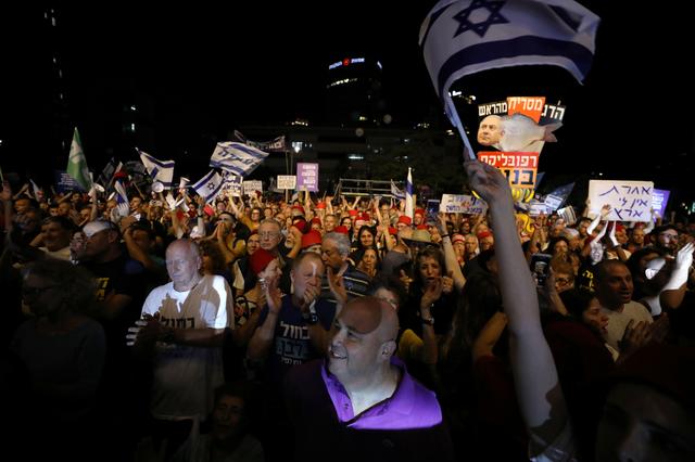 Israelis hold a demonstration against possible legislation reigning in the supreme court which could grant Prime Minister Benjamin Netanyahu immunity from prosecution if he faces corruption charges, in Tel Aviv, Israel May 25, 2019. REUTERS/Ammar Awad