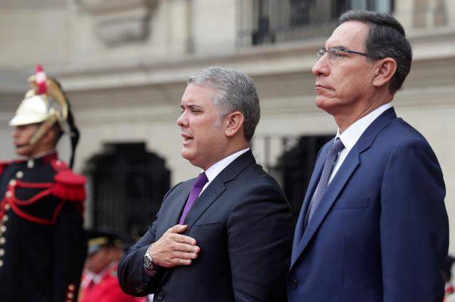 Peru's President Martin Vizcarra and Colombia's President Ivan Duque stand on attention during the national anthem, prior a meeting at the government palace in Lima, Peru May 27, 2019. REUTERS/Guadalupe Pardo