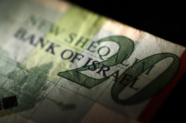 An Isreal Shekel note is seen in this June 22, 2017 illustration photo.   REUTERS/Thomas White/Illustration