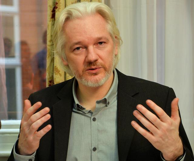 FILE PHOTO: WikiLeaks founder Julian Assange gestures during a news conference at the Ecuadorian embassy in central London August 18, 2014. REUTERS/John Stillwell/File Photo
