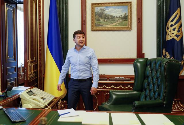 Ukraine's President Volodymyr Zelenskiy is seen at his desk in his office at the Presidential Administration building in Kiev, Ukraine June 19, 2019.  REUTERS/Valentyn Ogirenko