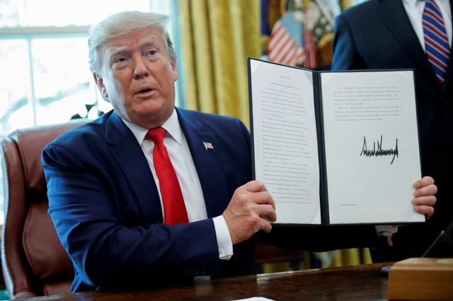U.S.  President Donald Trump displays an executive order imposing fresh sanctions on Iran in the Oval Office of the White House in Washington, U.S., June 24, 2019. REUTERS/Carlos Barria