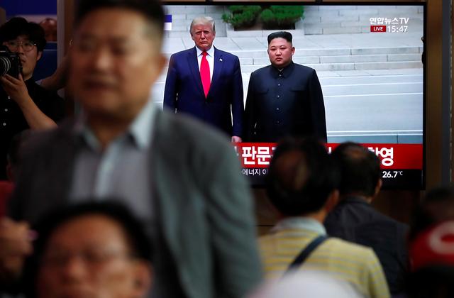South Korean people watch a live TV broadcast on a meeting between North Korean leader Kim Jong Un and U.S. President Donald Trump at the truce village of Panmunjom inside the demilitarised zone separating the two Koreas, in Seoul, South Korea, June 30, 2019. REUTERS/Kim Hong-Ji