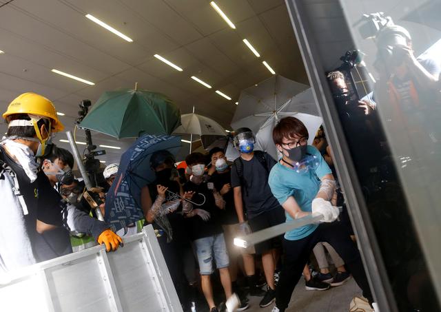 Protesters break into the Legislative Council building during the anniversary of Hong Kong's handover to China in Hong Kong, China July 1, 2019. REUTERS/Thomas Peter