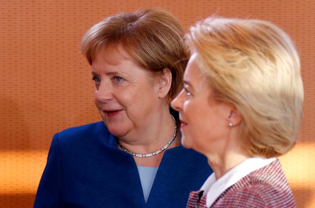 FILE PHOTO - German Chancellor Angela Merkel and Defence Minister Ursula von der Leyen attend the weekly cabinet meeting in Berlin, Germany, November 28, 2018.    REUTERS/Fabrizio Bensch