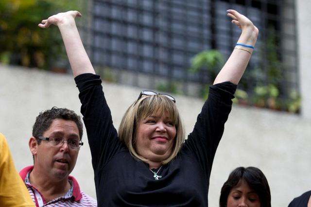 FILE PHOTO: Judge Maria Lourdes Afiuni waves to supporters outside her house in Caracas June 14, 2013. REUTERS/Carlos Garcia Rawlins/File Photo