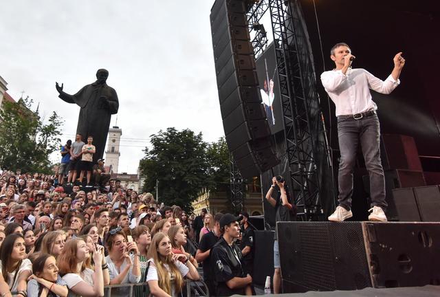 Sviatoslav Vakarchuk, Ukrainian musician and frontman of a popular rock band Okean Elzy and head of political party Voice, attends a pre-election rally and a concert in Lviv, Ukraine June 18, 2019. REUTERS/Pavlo Palamarchuk
