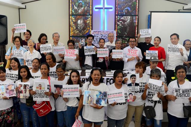 FILE PHOTO: Activists and families of drug war victims display placards during a protest against the war on drugs by President Rodrigo Duterte in Quezon city, Metro Manila in Philippines, August 28, 2018. REUTERS/Eloisa Lopez/File Photo