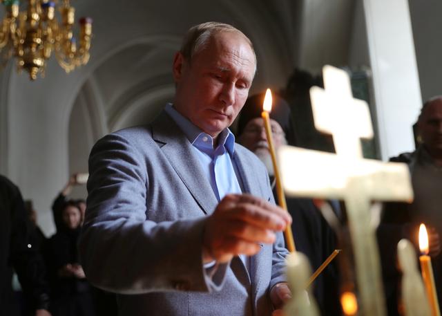 Russia's President Vladimir Putin places a candle as he visits the Transfiguration of the Saviour Cathedral at the Valaam Monastery in the Republic of Karelia, Russia July 17, 2019. Sputnik/Mikhail Klimentyev/Kremlin via REUTERS 