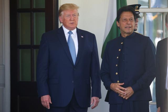 U.S. President Donald Trump talks with Pakistan’s Prime Minister Imran Khan as he arrives for meetings at the White House in Washington, U.S., July 22, 2019. REUTERS/Leah Millis