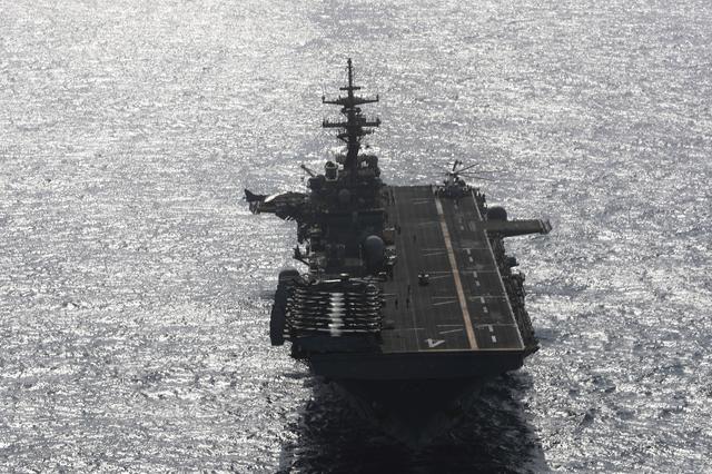 FILE PHOTO: USS Boxer (LHD-4) ship sails in the Arabian Sea off Oman July 17, 2019. Picture taken July 17, 2019. REUTERS/Ahmed Jadallah/File Photo