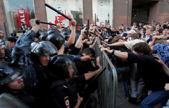Law enforcement officers clash with protesters during a rally calling for opposition candidates to be registered for elections to Moscow City Duma, the capital's regional parliament, in Moscow, Russia July 27, 2019. REUTERS/Maxim Shemetov
