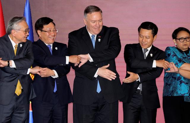 U.S. Secretary of State Mike Pompeo poses with his ASEAN counterparts for a family photo during the ASEAN Foreign Ministers' Meeting in Bangkok, Thailand August 1, 2019. REUTERS/Jonathan Ernst/Pool