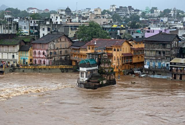 Houses and temples are seen submerged in the waters of overflowing river Godavari after heavy rainfall in Nashik, India, August 5, 2019. REUTERS/Francis Mascarenhas