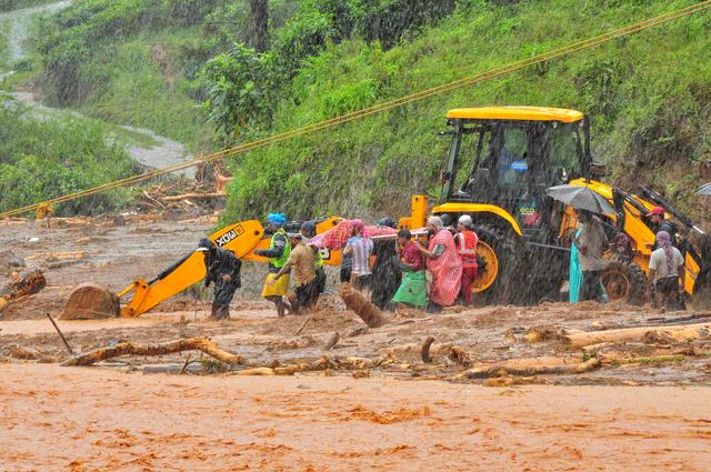 FILE PHOTO: Rescuers carry a victim of a landslide caused by torrential monsoon rains in Meppadi in Wayanad district in the southern Indian state of Kerala, India, August 9, 2019. REUTERS/Stringer