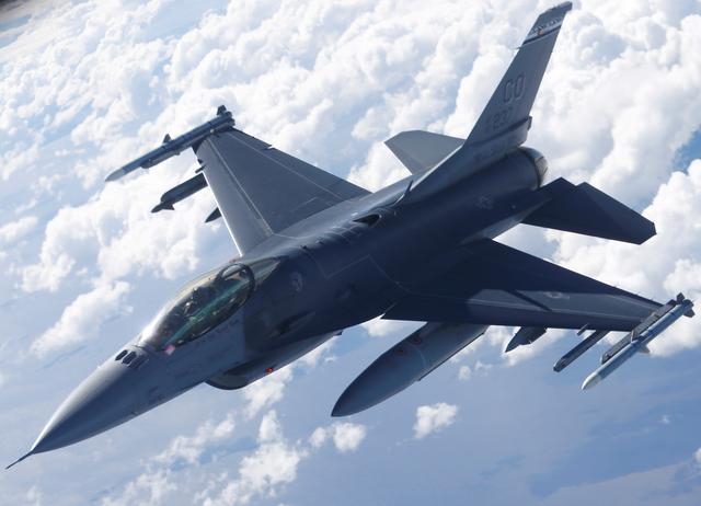FILE PHOTO: A U.S. Air Force F-16 fighter taking part in the U.S.-led Saber Strike exercise flies over Estonia June 6, 2018. REUTERS/Ints Kalnins/File Photo