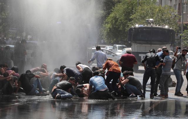 Turkish police use a water cannon to disperse demonstrators during a protest against the replacement of Kurdish mayors with state officials in three cities, in Diyarbakir, Turkey, August 19, 2019. REUTERS/Sertac Kayar