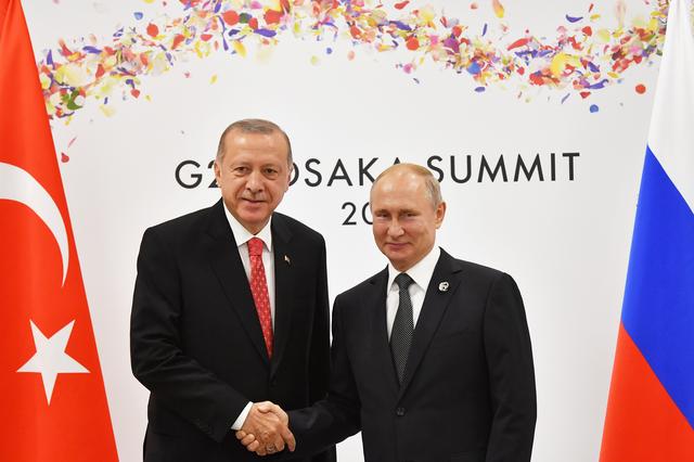 Russian President Vladimir Putin (R) shakes hands with Turkish President Recep Tayyip Erdogan during their bilateral meeting on the sidelines of the G20 leaders summit in Osaka, Japan, on June 29, 2019. Yuri Kadobnov/Pool via REUTERS