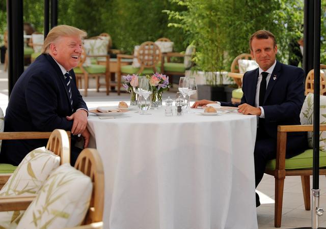 U.S. President Donald Trump and French President Emmanuel Macron attend a lunch ahead of the G7 summit in Biarritz, France August 24, 2019. REUTERS/Carlos Barria