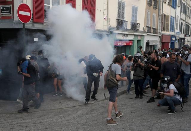 Demonstrators react after police used tear gas during a protest against G7 summit, in Bayonne, France, August 24, 2019. REUTERS/Sergio Perez