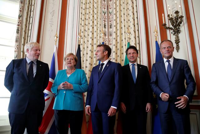 French President Emmanuel Macron and European Council President Donald Tusk pose with G7 European members Britain's Prime Minister Boris Johnson, German Chancellor Angela Merkel and Italy's acting Prime Minister Giuseppe Conte during the G7 summit in Biarritz, France, August 24, 2019. REUTERS/Christian Hartmann