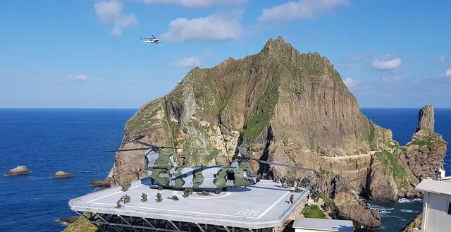 FILE PHOTO: Members of South Korean Marine Corps take part in a military exercise in remote islands called Dokdo in Korean and Takeshima in Japanese, South Korea, August 25, 2019.   South Korean Navy/Yonhap via REUTERS   