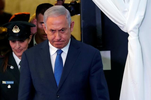 Israeli Prime Minister Benjamin Netanyahu looks on as he arrives to review an honor guard with his Ethiopian counterpart Abiy Ahmed during their meeting in Jerusalem September 1, 2019. REUTERS/Ronen Zvulun