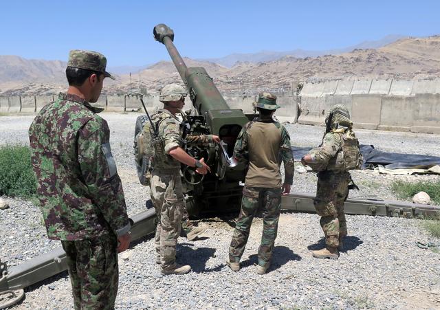 FILE PHOTO: U.S. military advisers from the 1st Security Force Assistance Brigade work with Afghan soldiers at an artillery position on an Afghan National Army base in Maidan Wardak province, Afghanistan August 6, 2018. REUTERS/James Mackenzie/File Photo