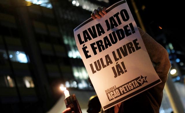 FILE PHOTO: A woman holds a sign that reads Car Wash is fraud, Free Lula during a protest against Brazil's Justice Minister Sergio Moro in Sao Paulo, Brazil, June 11, 2019.  REUTERS/Nacho Doce/File Photo
