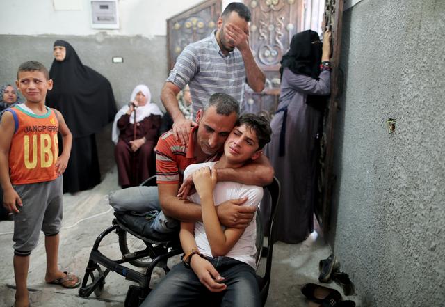 Relatives of Palestinian teenager Ali Al-Ashqar, 17, mourn during his funeral in the northern Gaza Strip September 7, 2019. REUTERS/Suhaib Salem