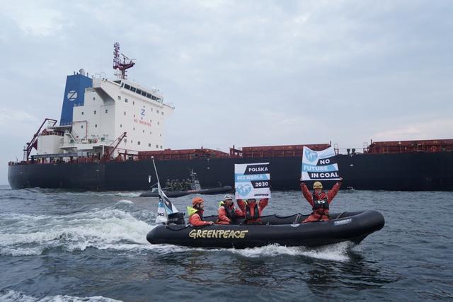 Greenpeace activists and Polish border guards are seen next to a coal ship near a coal terminal in Gdansk, Poland September 9, 2019 in this image obtained from social media.  Max Zielinski/Greenpeace Polska via REUTERS THIS IMAGE HAS BEEN SUPPLIED BY A THIRD PARTY. MANDATORY CREDIT.