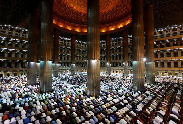 FILE PHOTO: Indonesian Muslims pray on the first day of the holy fasting month of Ramadan at Istiqlal mosque in Jakarta, Indonesia, May 16, 2018. REUTERS/Willy Kurniawan/File Photo
