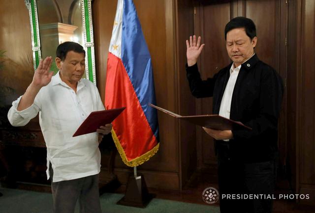 Menardo Guevarra takes an oath as justice secretary next to Philippine President Rodrigo Duterte during a ceremony at the Malacanang Presidential Palace in Metro Manila, Philippines April 5, 2018. Presidential Palace/Handout via Reuters