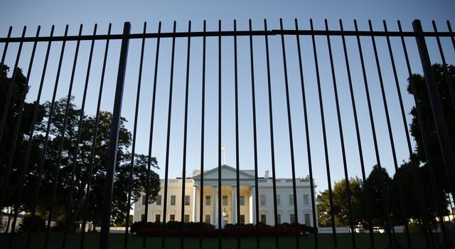 FILE PHOTO: The White House seen from outside the north lawn fence in Washington September 22, 2014. REUTERS/Kevin Lamarque  