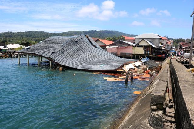 A damaged traditional market building is pictured following an earthquake in Ambon, Indonesia, September 26, 2019 in this photo taken by Antara Foto. Antara Foto/Izaak Mulyawan/via REUTERS