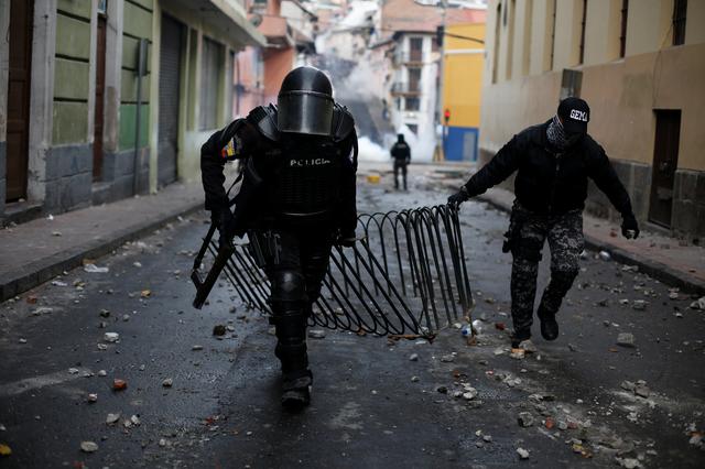 Riot police officers remove a fence used by demonstrators during protests after Ecuador's President Lenin Moreno's government ended four-decade-old fuel subsidies, in Quito, Ecuador October 3, 2019. REUTERS/Daniel Tapia