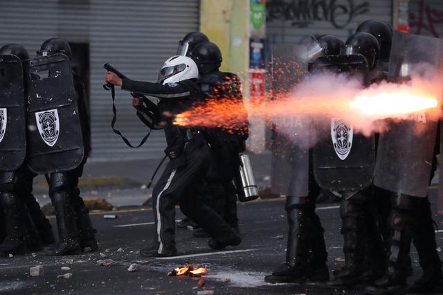 Members of the riot police aim their weapons as they clash with demonstrators during protests after Ecuador's President Lenin Moreno's government ended four-decade-old fuel subsidies, in Quito, Ecuador October 4, 2019. REUTERS/Ivan Alvarado