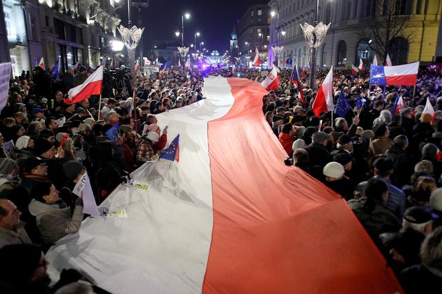 FILE PHOTO: People gather in front of the Presidential Palace during a protest against judicial reforms in Warsaw, Poland, November 24, 2017. Agencja Gazeta/Dawid Zuchowicz via REUTERS