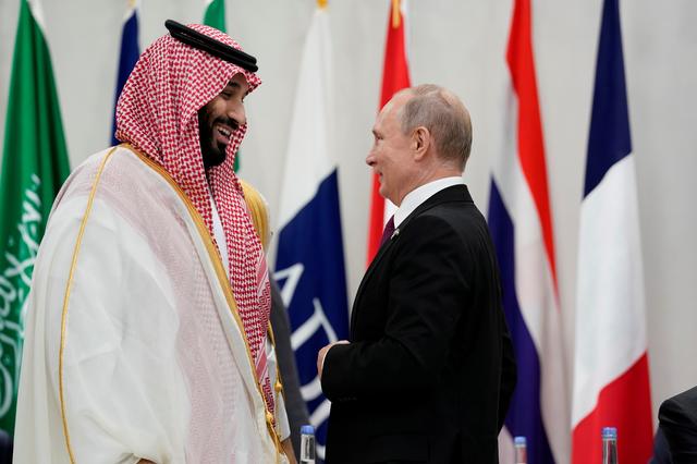 FILE PHOTO: Saudi Arabia's Crown Prince Mohammed bin Salman and Russia's President Vladimir Putin speak during a meeting at the G20 leaders summit in Osaka, Japan, June 28, 2019.  REUTERS/Kevin Lamarque/File Photo