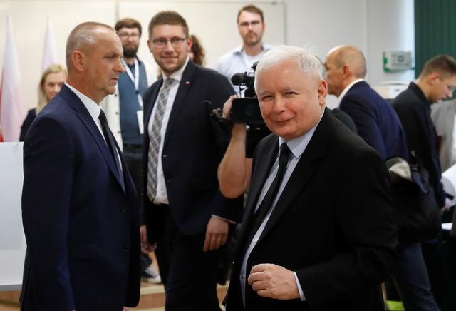 Jaroslaw Kaczynski, leader of the ruling Law and Justice (PiS) party, attend a voting during parliamentary election at a polling station in Warsaw, Poland, October 13, 2019. REUTERS/Kacper Pempel