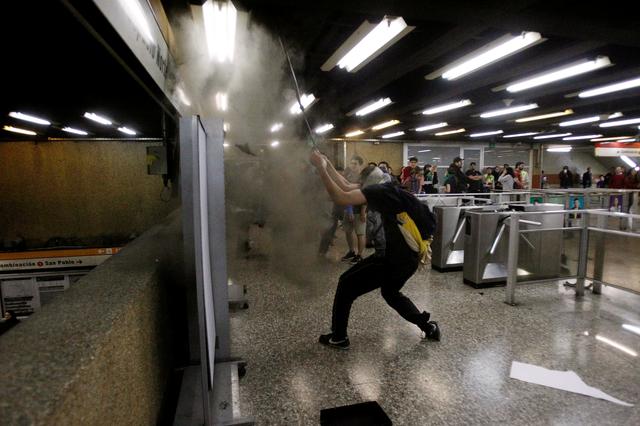 A demonstrator protests against the increase in the subway ticket prices in Santiago, Chile, October 17, 2019. REUTERS/Carlos Vera NO RESALES. NO ARCHIVES