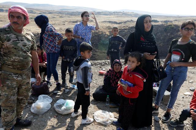Displaced Kurds stuck at a border after a Turkish offensive in northeastern Syria, wait to try cross to the Iraqi side, at the Semalka crossing, next Derik city, Syria, October 21, 2019. REUTERS/Muhammad Hamed
