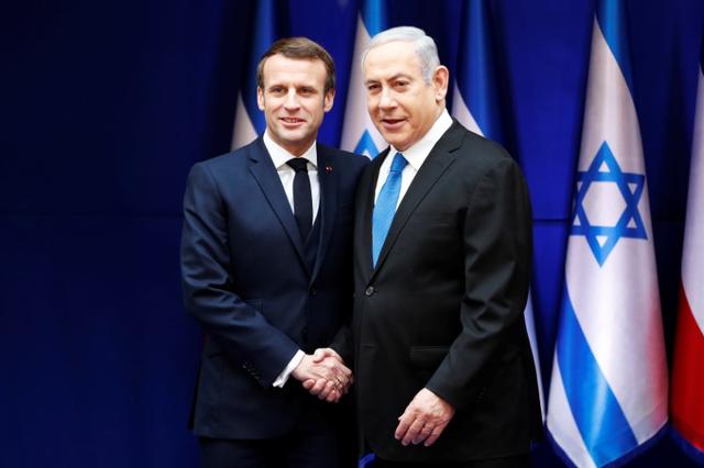 Israeli Prime Minister Benjamin Netanyahu and French President Emmanuel Macron shake hands during their meeting in Jerusalem January 22, 2020. REUTERS/Ronen Zvulun/Pool